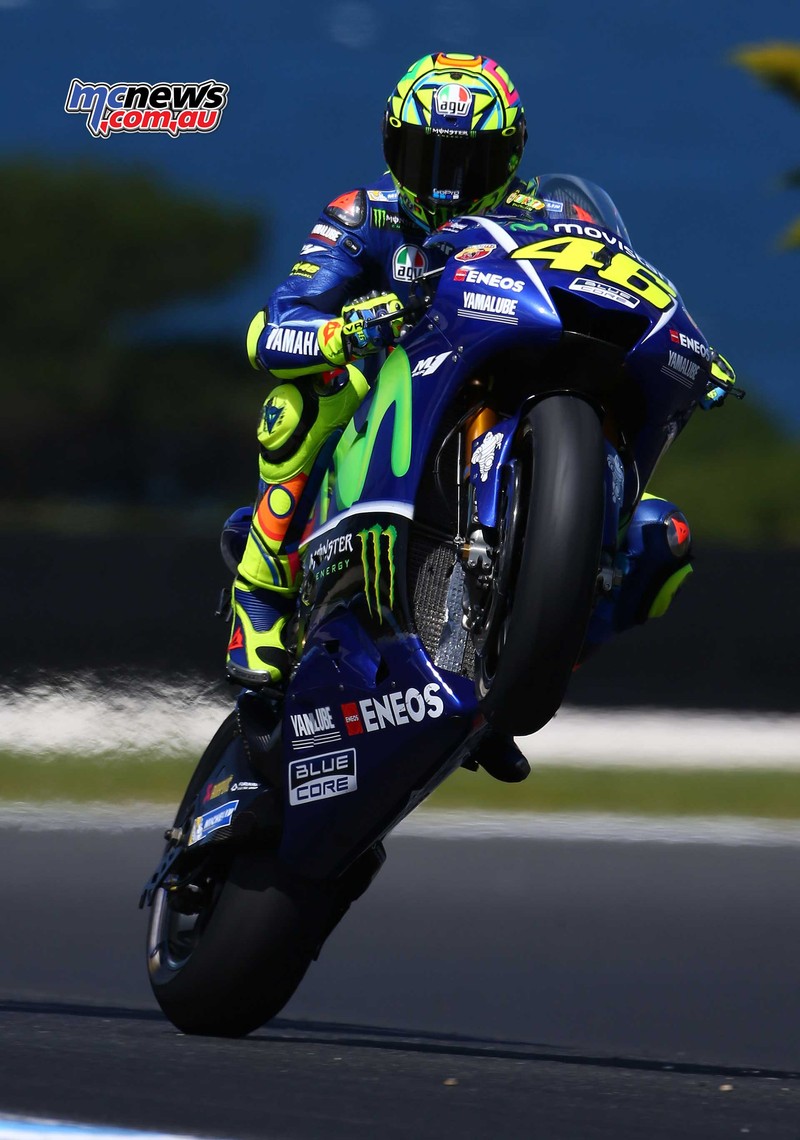 Мотоциклист в синем и желтом костюме на мотоцикле (vr46, валентино росси, valentino rossi, росси, доктор)