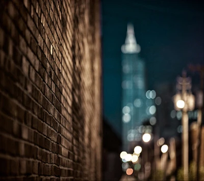 Luces brillantes de la ciudad contra un paisaje urbano oscuro