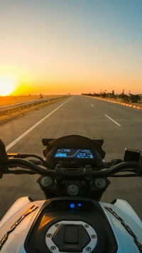 Abendfahrt auf einer offenen Straße in Indien