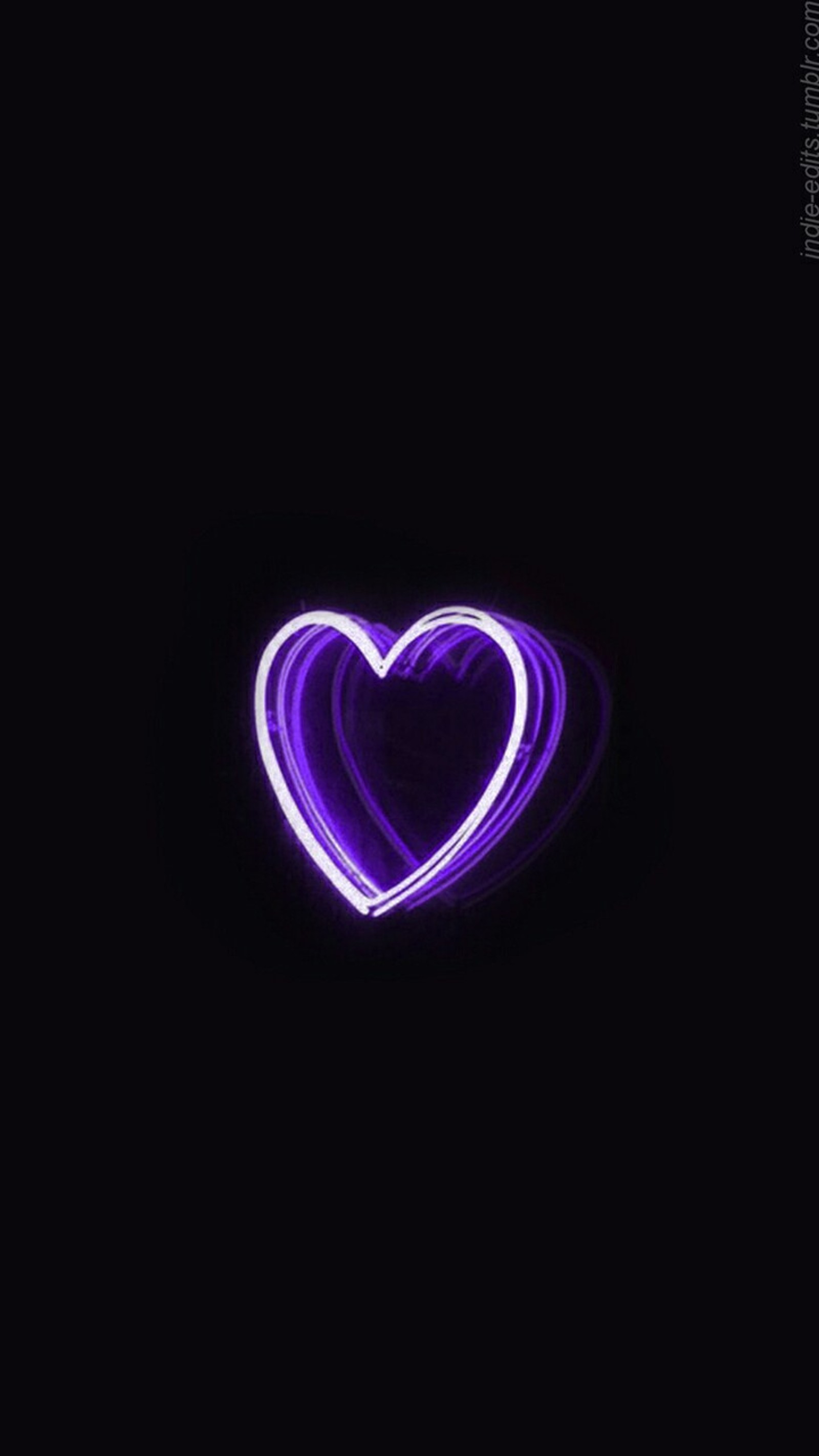 Un primer plano de una luz en forma de corazón sobre un fondo negro (corazón, neón, tumblr, fondo de pantalla)