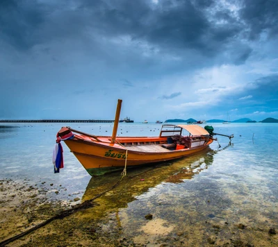 Barco solitario en aguas tranquilas bajo un cielo dramático - 2015