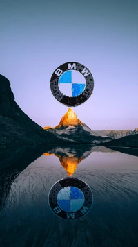 Logo BMW reflété dans un paysage montagneux serein