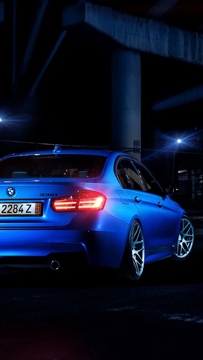 Deslumbrante BMW F30 335i M Sport Sedan em ambiente urbano noturno