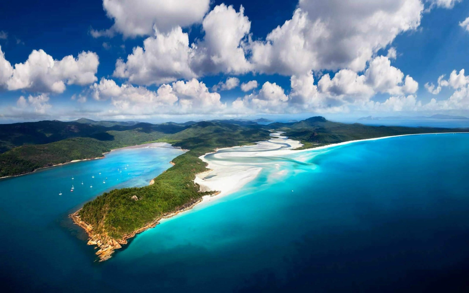 Вид на пляж и водоем с множеством облаков (острова уитсандей, whitsunday islands, остров, водные ресурсы, море)