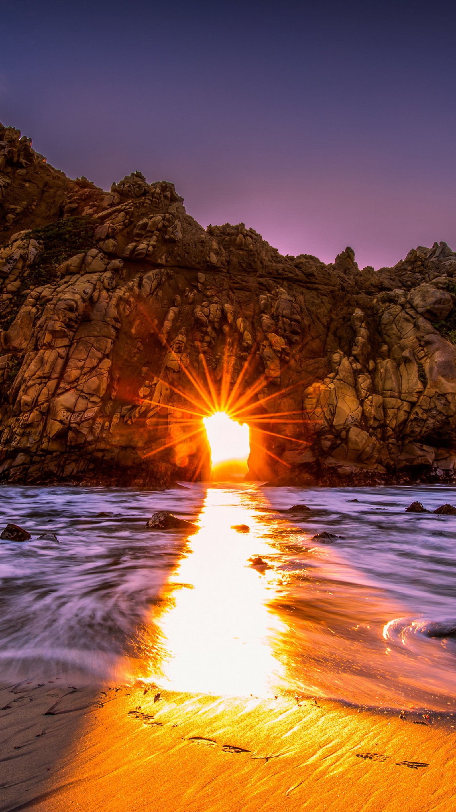 Atardecer en una playa con una formación rocosa y un cuerpo de agua (playa, mar, naturaleza, costa, atardecer)