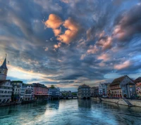 Paisagem urbana ao crepúsculo sobre um canal sereno em uma cidade europeia