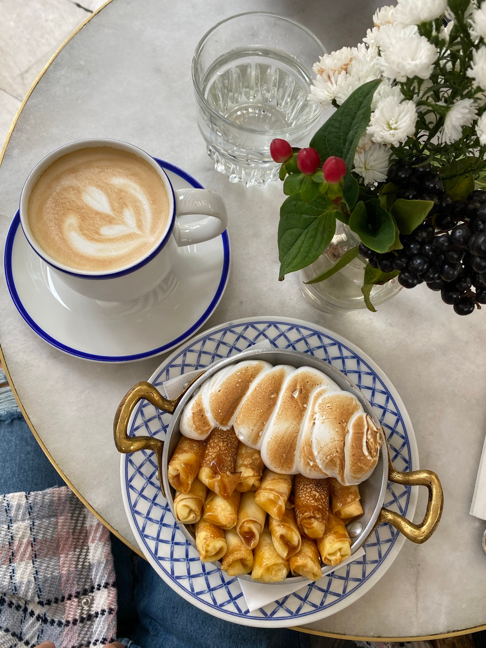 Une assiette de nourriture sur une table avec une tasse de café (plat, cuisine végétarienne, petit déjeuner, vaisselle, tasse)