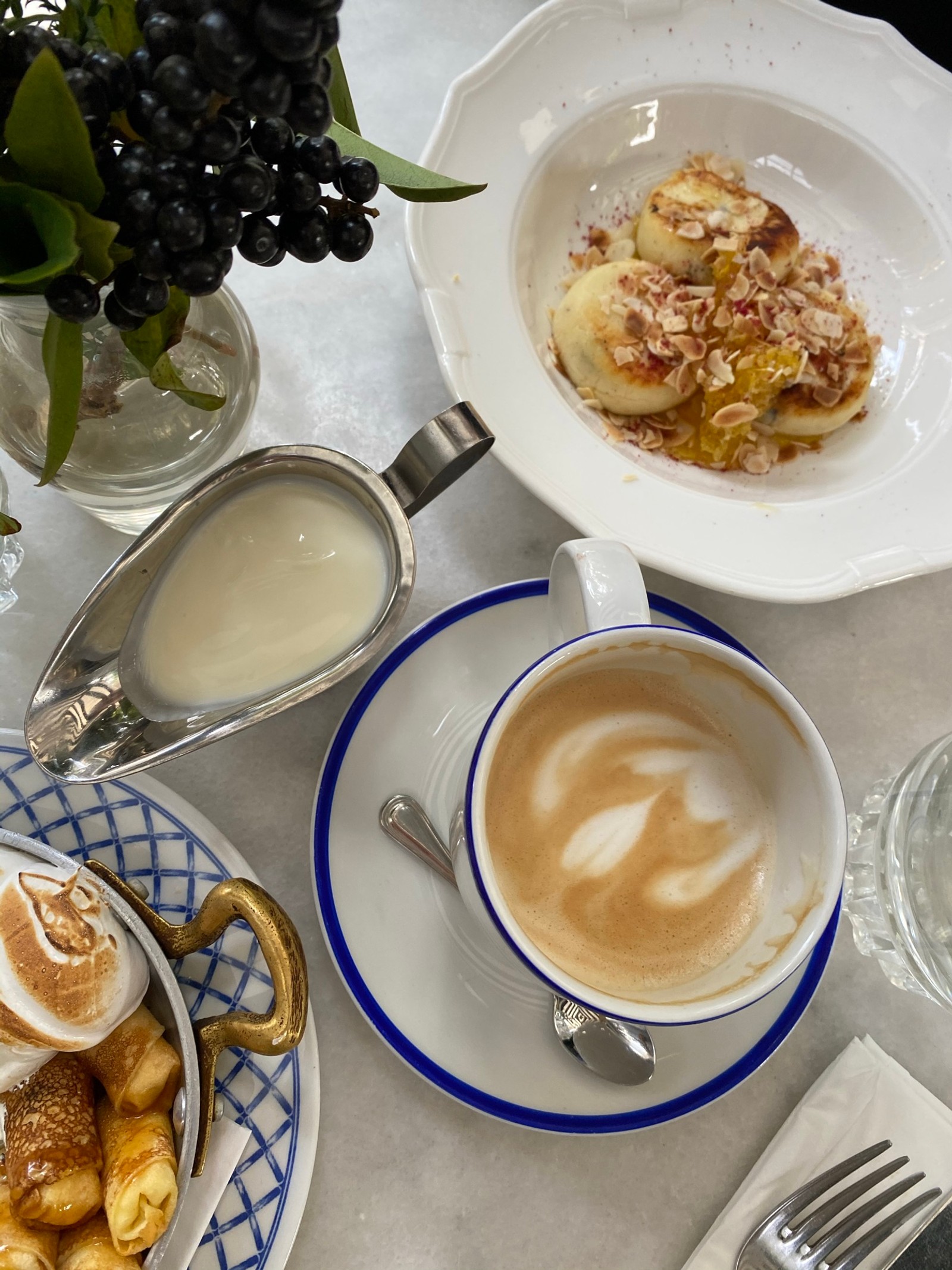 Une assiette de nourriture et une tasse de café sur une table (repas, petit déjeuner, plat, brunch, vaisselle)