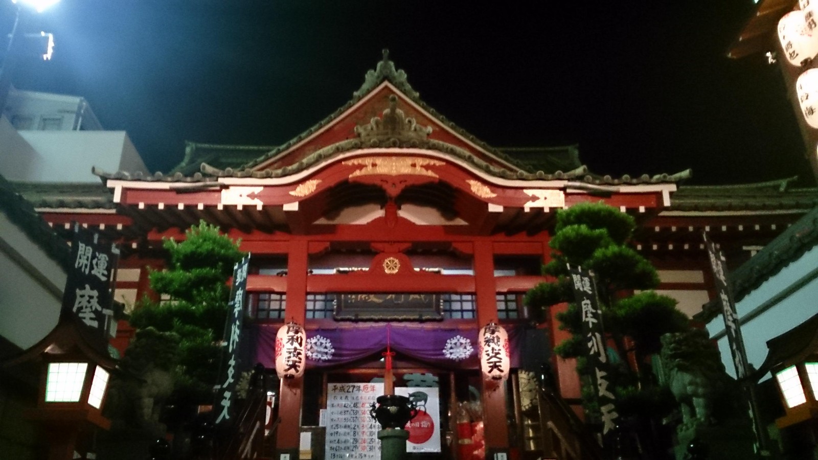 Il y a un grand bâtiment avec une horloge au sommet (architecture chinoise, sanctuaire shinto, attraction touristique, temple bouddhiste, temple)