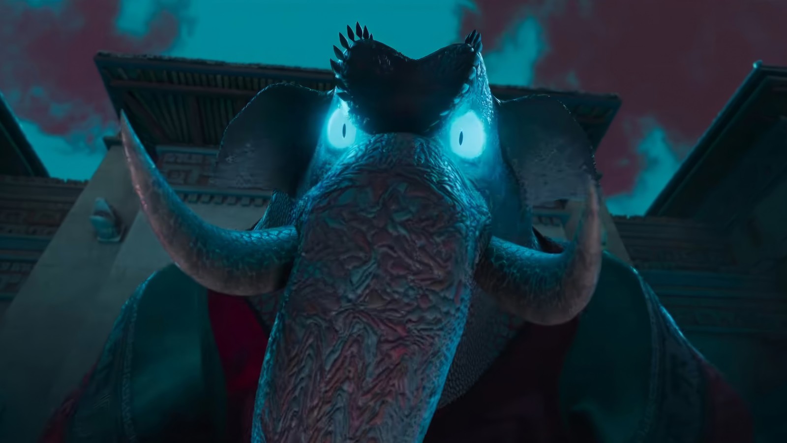 Godzilla se tient devant un bâtiment sous un ciel rouge (kung fu panda 4, film, éléphant)