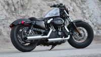 Harley Davidson Sportster Cruiser personalizado con ruedas audaces y diseño elegante.