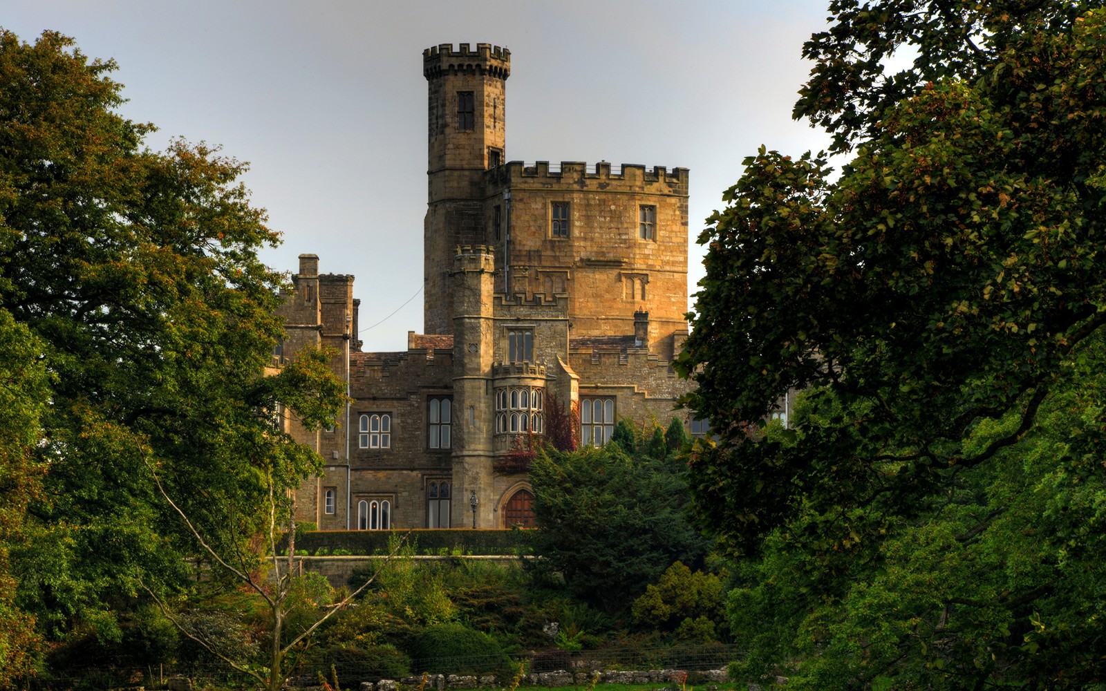 There is a large castle with a tower on top of it (castle, natural landscape, building, medieval architecture, fortification)