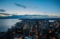 Paisagem urbana ao crepúsculo: O horizonte de Seattle com vista para o porto