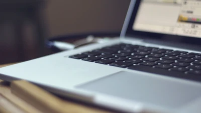 Close-up de um teclado de MacBook em um ambiente de escritório