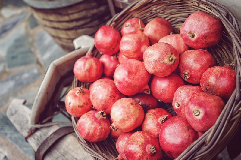 На столе много гранатов в корзине (овощ, фрукт, гранат, натуральные продукты, местная еда)