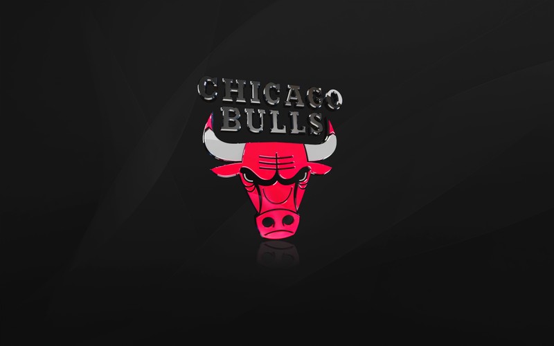 Близкий план головы быка на черном фоне (чикаго буллс, chicago bulls, тёмный фон, баскетбольная команда, логотип)