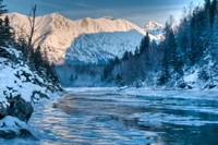 Nature sauvage enneigée : Une rivière de montagne sereine en Alaska