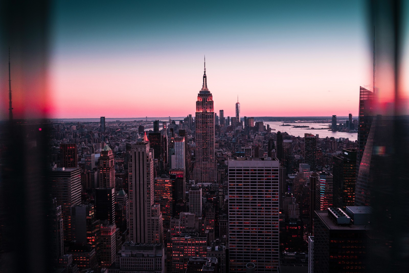 Vista aérea de un horizonte urbano con un cielo rosa (empire state building, 8k, nueva york, new york city, paisaje urbano)