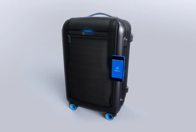 Valise intelligente bleu cobalt avec des fonctionnalités technologiques intégrées