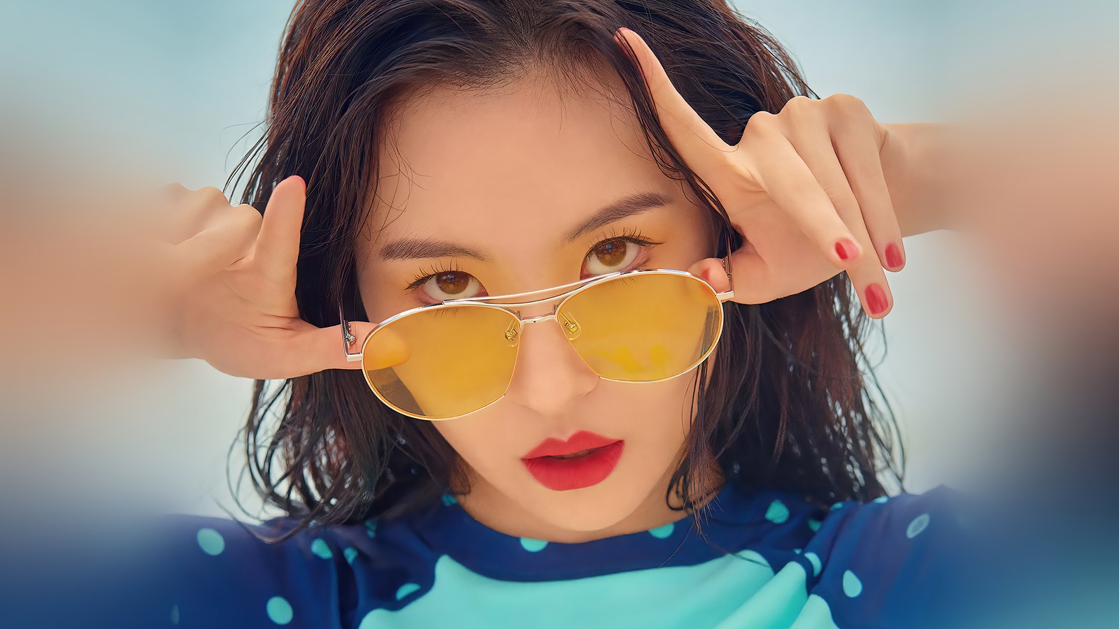 Femme avec des lunettes de soleil et une chemise bleue (sunmi, seonmi, 선미, lee sun mi, 이선미)