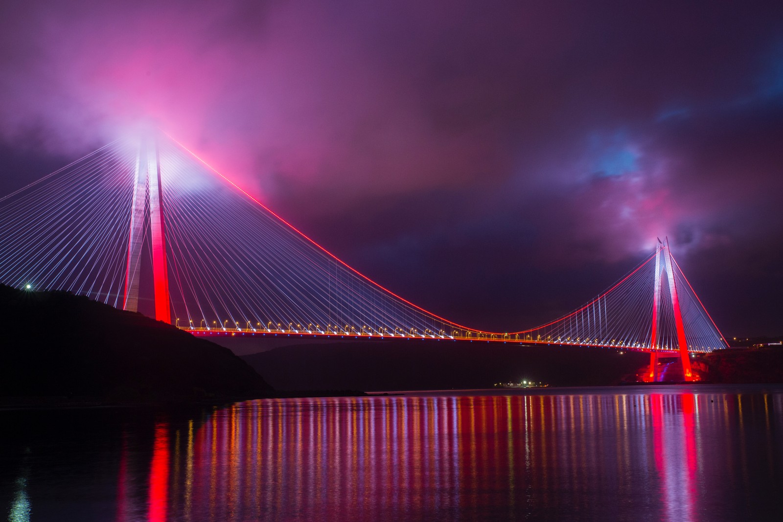 Descargar fondo de pantalla puente colgante, puente atirantado, puente, ligero, reflexión