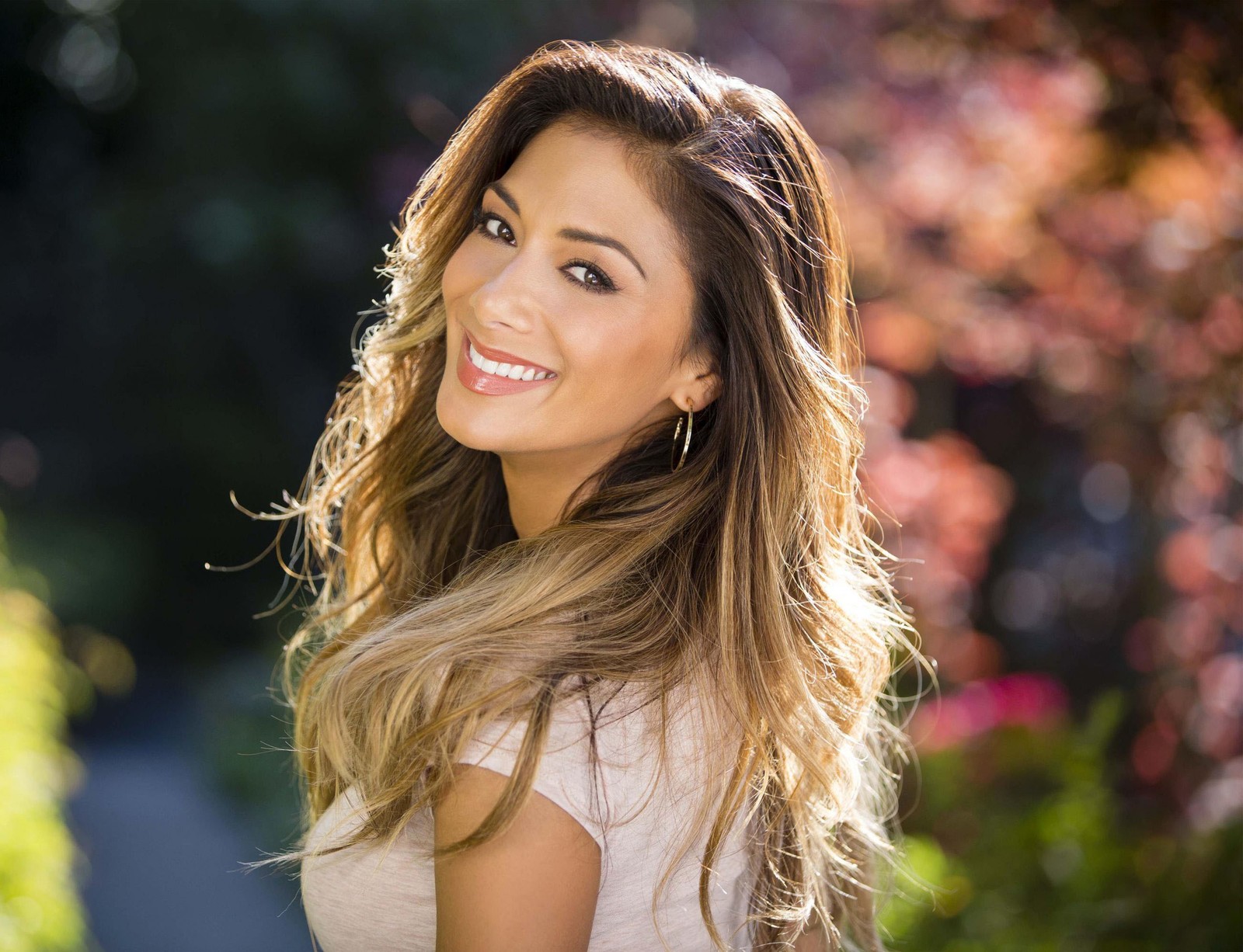 Un primer plano de una mujer con el cabello largo sonriendo a la cámara (nicole scherzinger, cabello, rostro, peinado, pelo largo)