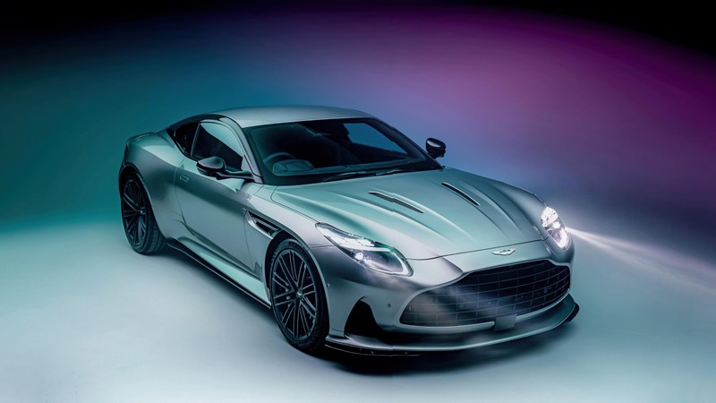 Крупный план серебристого спортивного автомобиля на синем фоне (aston martin db12, клевый, 2024, 5k, машины)