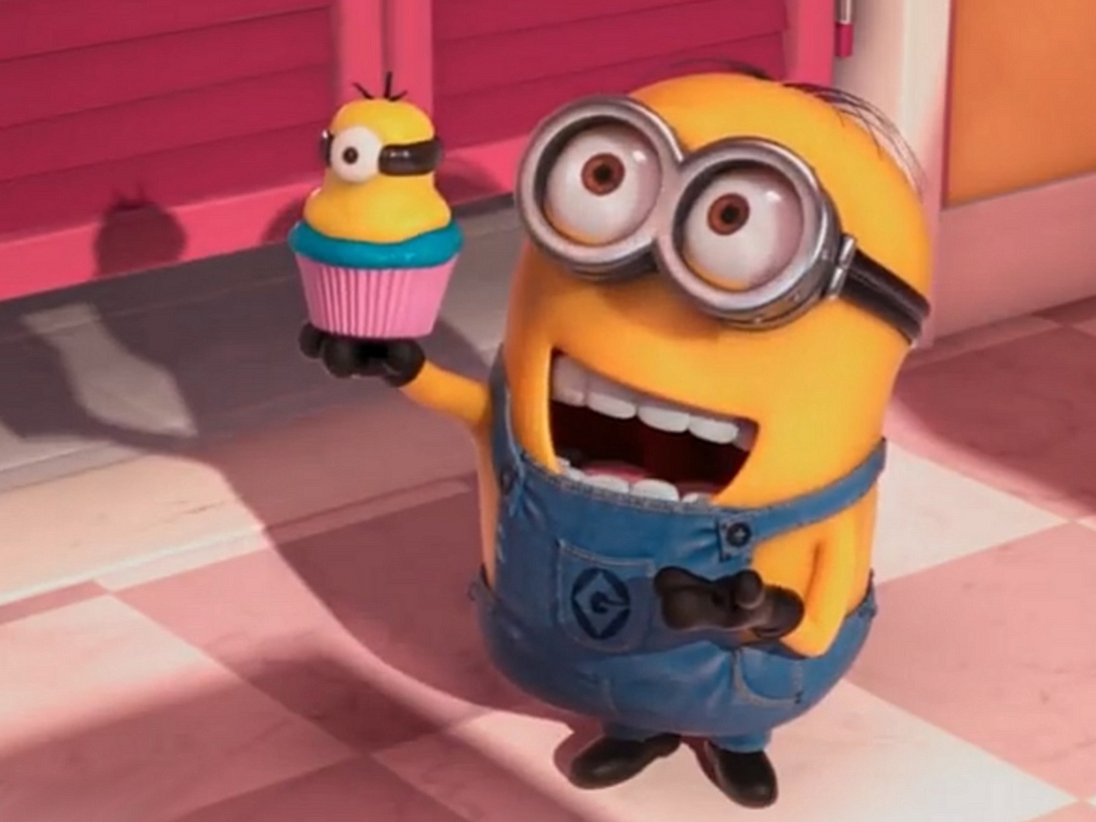 Los minions sostienen un cupcake en una escena de la película mi villano favorito (pastel, dibujos animados, feliz, minions)