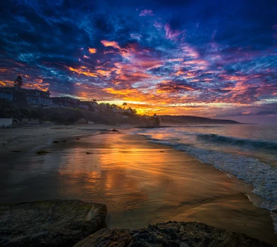 Pôr do sol vibrante sobre a tranquila costa da praia