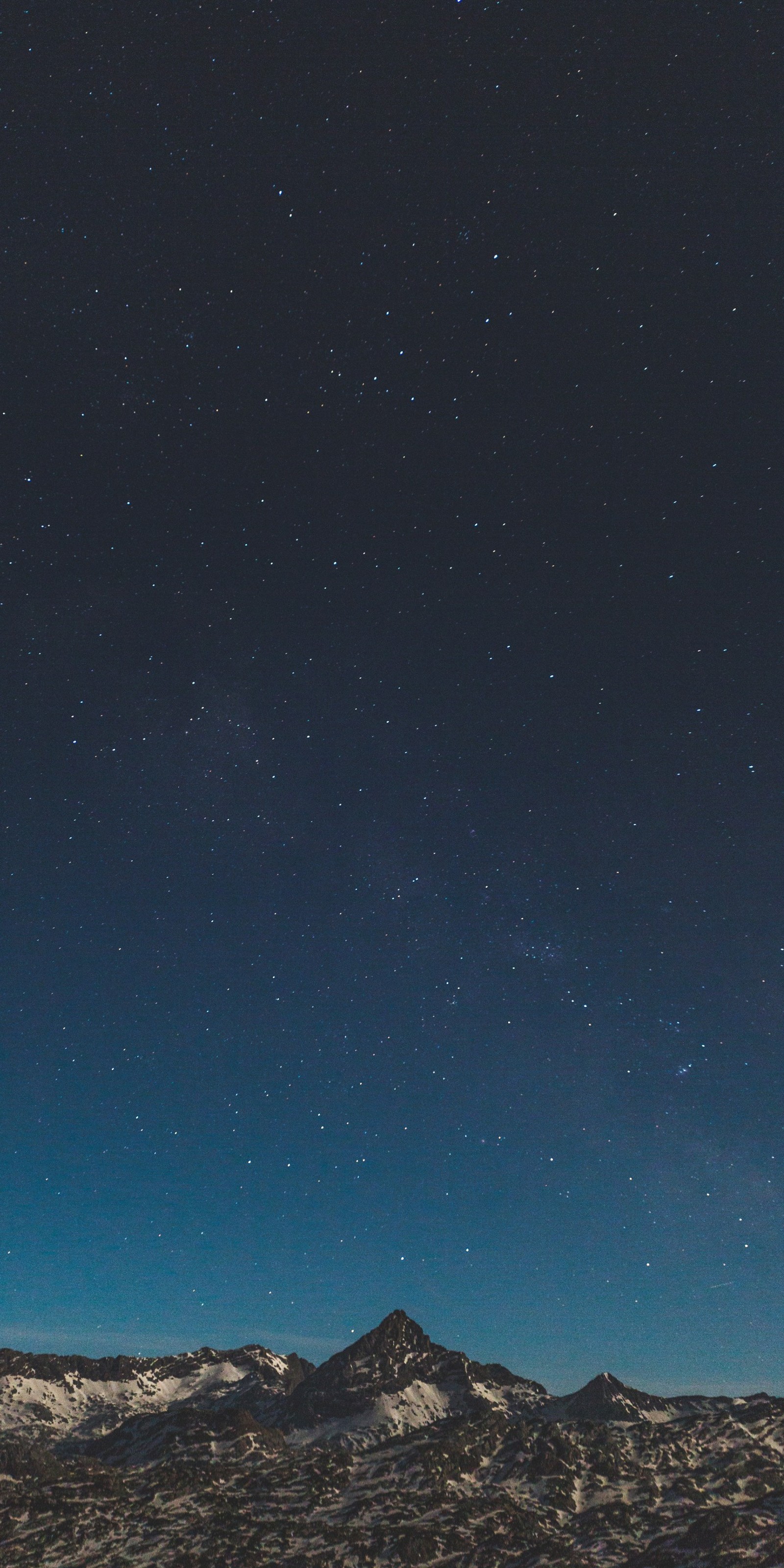 Céu estrelado sobre uma cadeia montanhosa com um snowboarder solitário (vista incrível, natureza, s8 plus, samsung)