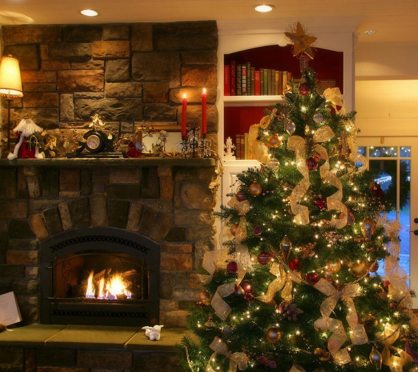 Un árbol de navidad rojo con luces y decoraciones frente a una chimenea (árbol de navidad, feliz navidad, navidad)