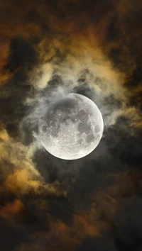 Une pleine lune lumineuse entourée de nuages dramatiques et tourbillonnants et d'un ciel coloré et d'humeur.