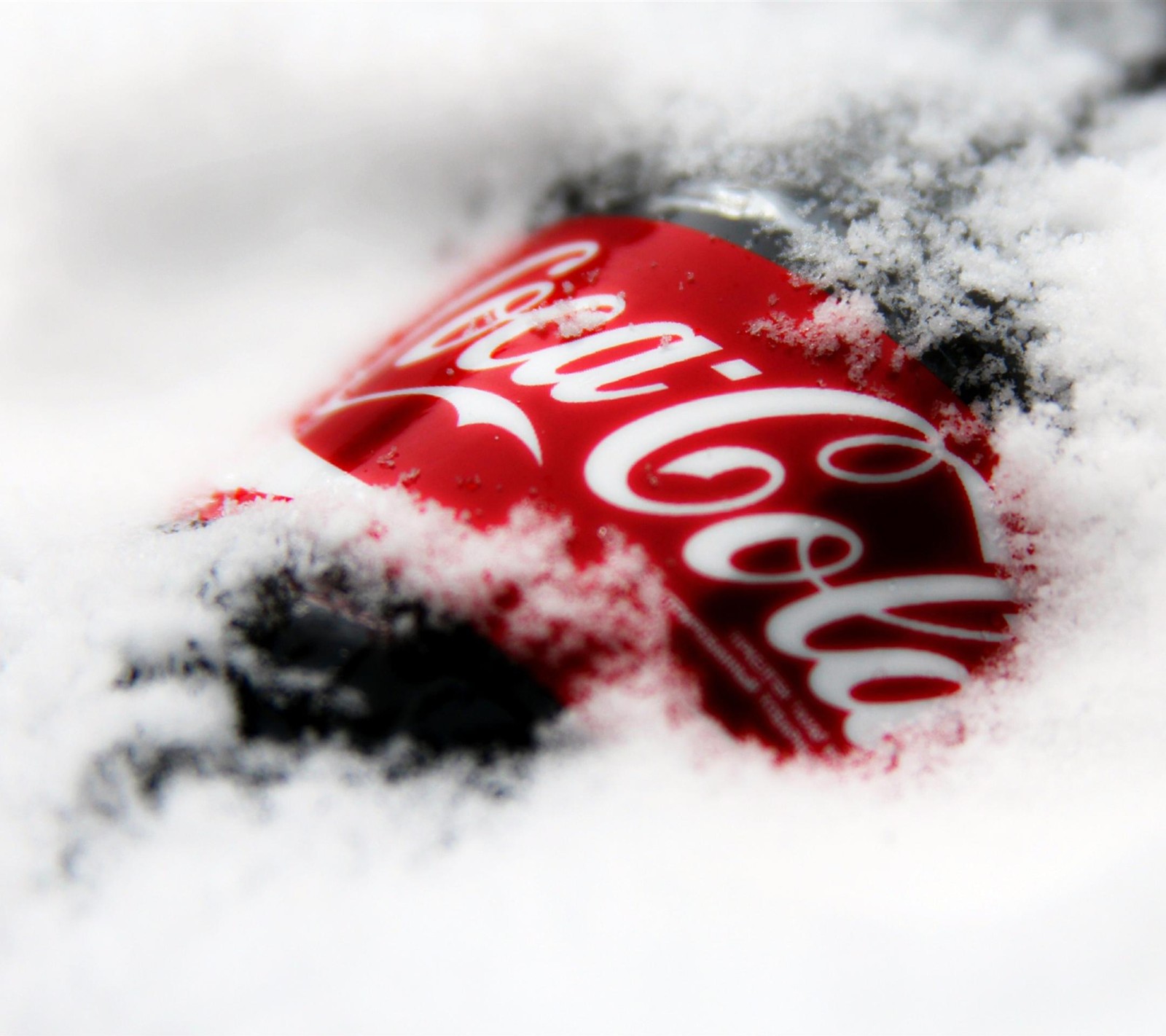 Luftaufnahme einer coca-cola-dose im schnee mit einem roten deckel (db, jp)