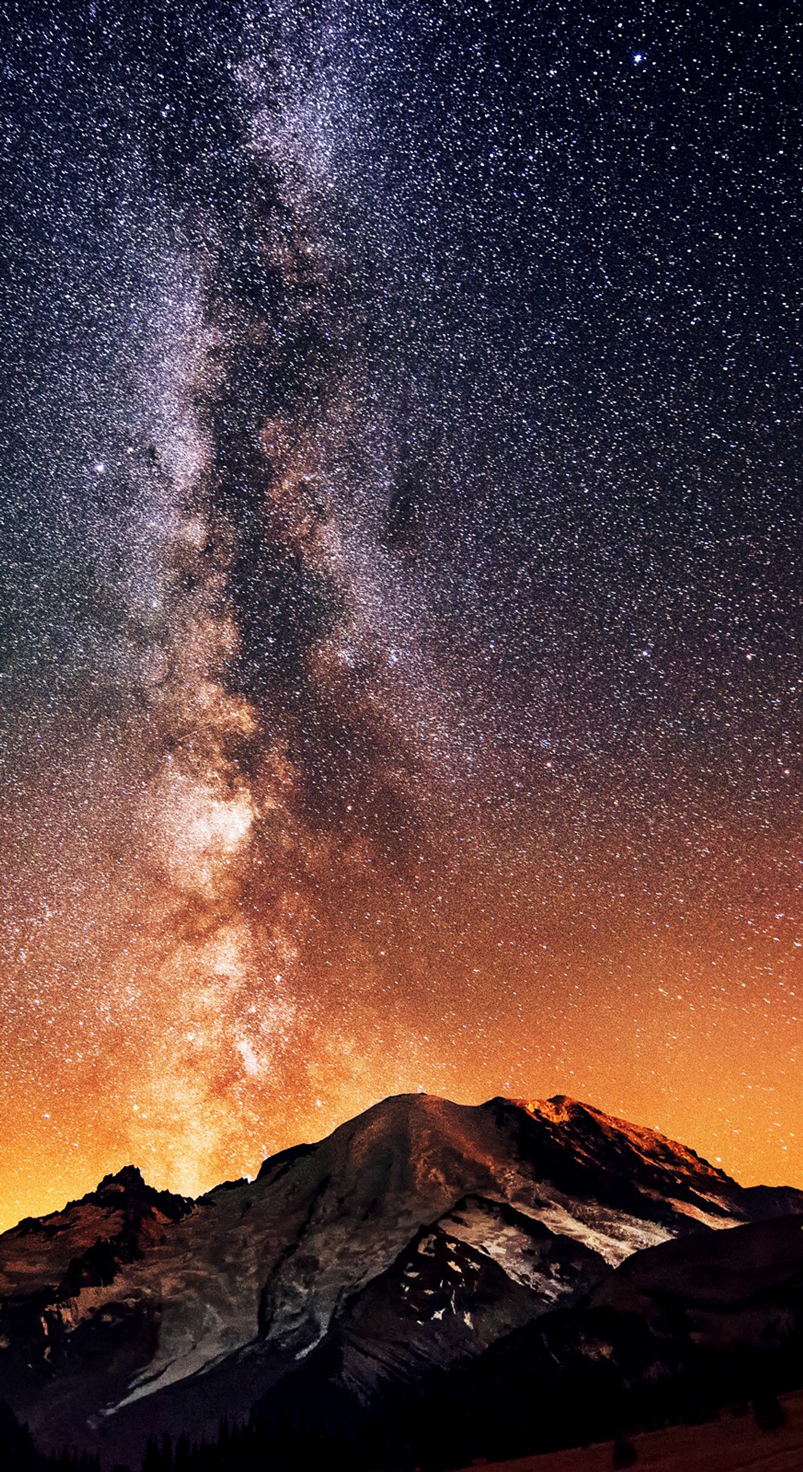 Una vista aérea de una montaña con un cielo lleno de estrellas (4k, amoled, colores, montaña, noche)