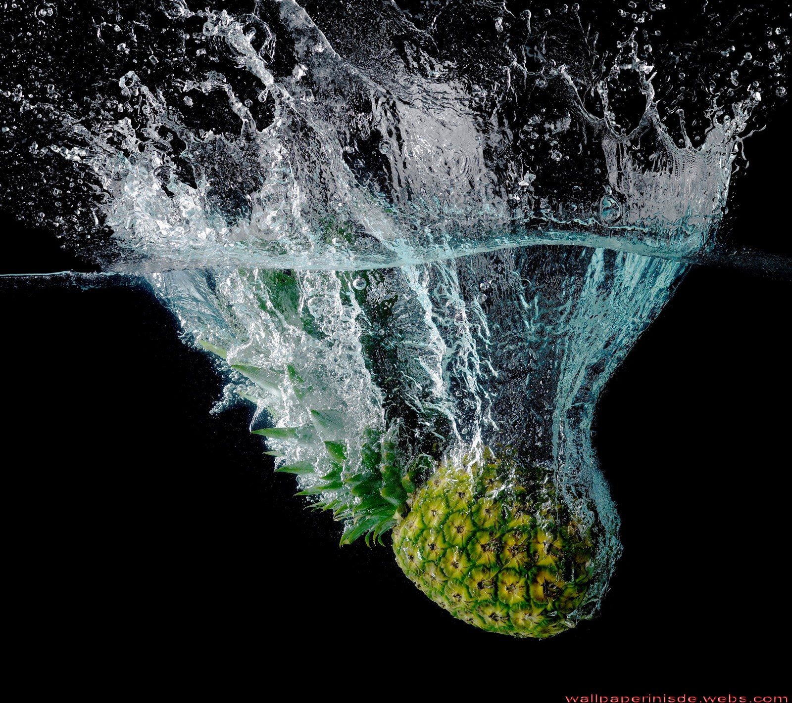 Un ananas dans l'eau avec une éclaboussure d'eau (ananas, fruit)