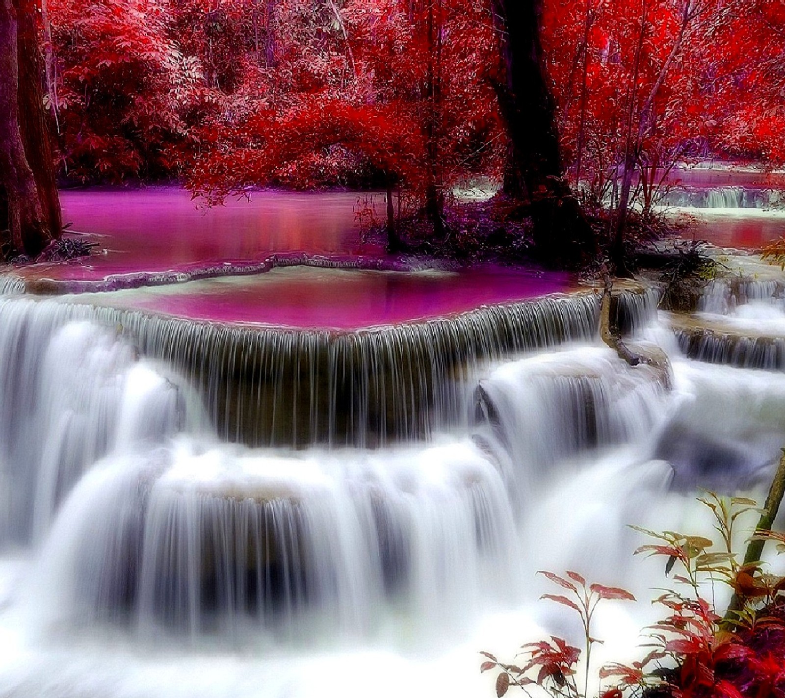 Cachoeira em uma floresta com folhas vermelhas e um céu roxo (cachoeira)