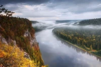 Rivière majestueuse serpentant à travers la nature automnale