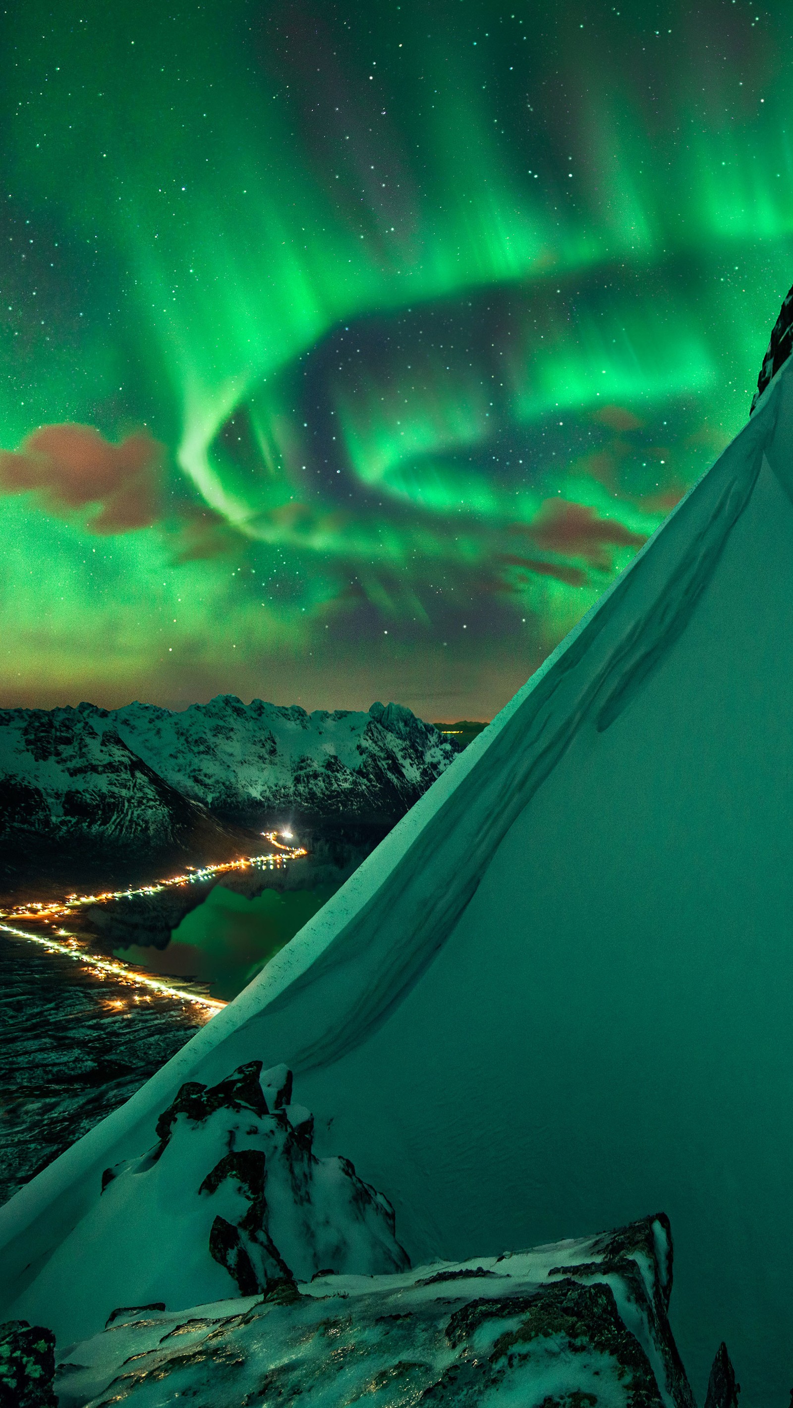 Esquiador em uma montanha nevada com um céu auroral verde (aurora, beleza, cidade, frio, verde)