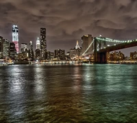 Vista noturna da Ponte do Brooklyn com o horizonte de Manhattan e o One World Trade Center