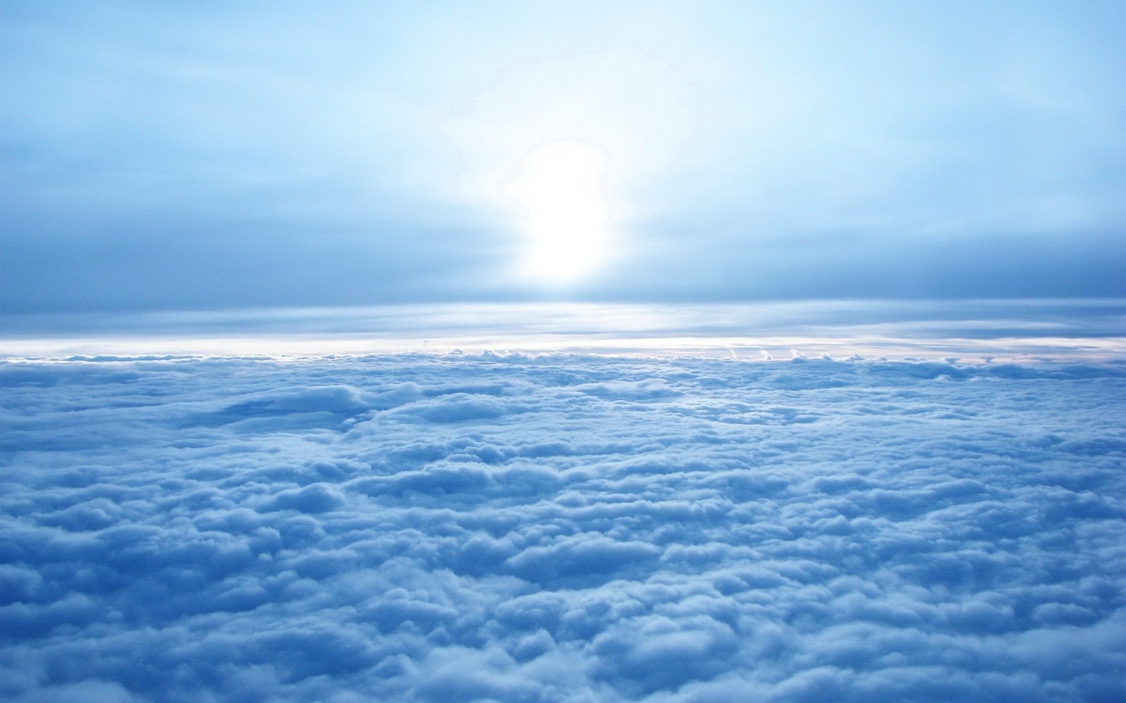 Une vue d'un ciel bleu avec des nuages et le soleil (horizon, nuage, calme, nuages, art du paysage)