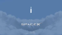 SpaceX Falcon Heavy-Rakete gegen einen blauen Himmel und Wolken