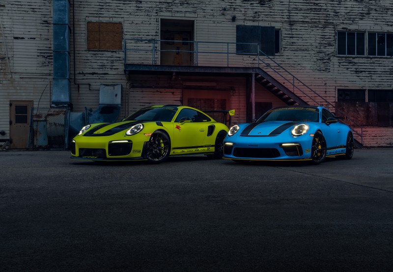 Две машины, припаркованные перед зданием с лестницей (porsche 911 gt2 rs, porsche 911 gt3 rs, 5k, 8k, машины)