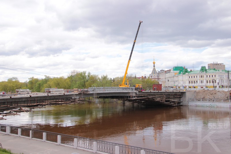 Кран стоит на мосту над рекой (река, водный путь, мост, балочный мост, банк)