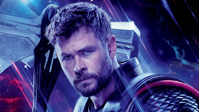 Мужчина с бородой и шлемом держит меч (мстители финал, avengers endgame, фильм, chris hemsworth)