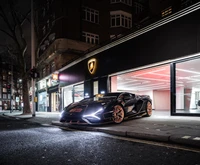 Lamborghini Sián FKP 37 la nuit devant un showroom de luxe