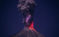 Erupción volcánica iluminada por relámpagos en un cielo estrellado