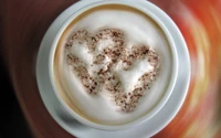 Cappuccino en forma de corazón: Un abrazo cálido en cada sorbo