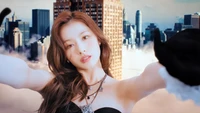 Minatozaki Sana de TWICE en un cautivador entorno de horizonte urbano, mostrando su carisma y elegancia.