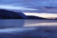 Fjord de haute montagne tranquille au crépuscule