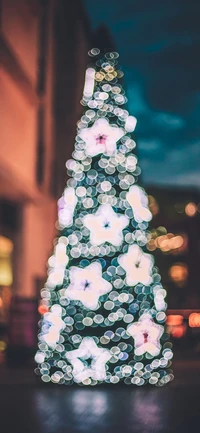 Weihnachtsbaum geschmückt mit sternförmigen Lichtern und Ornamenten